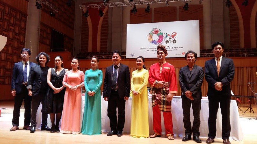 Các nghệ sĩ Việt Nam, Nhật Bản và Malaysia trong cuộc họp báo trước buổi biểu diễn tối 7/9.