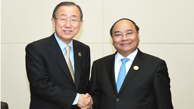 Bên lề Hội nghị Cấp cao ASEAN lần thứ 28-29 và các hội nghị cấp cao liên quan, sáng 8/9 tại Vientiane, Thủ tướng Nguyễn Xuân Phúc hội kiến Tổng Thư ký Liên Hợp Quốc Ban Ki-moon. Ảnh: TTXVN