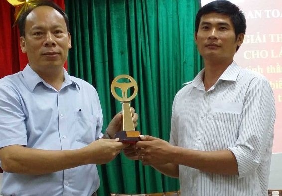 Ủy ban ATGT quốc gia tổ chức trao giải thưởng “Vô lăng vàng” đầu tiên năm 2016 cho lái xe Phan Văn Bắc (phải).