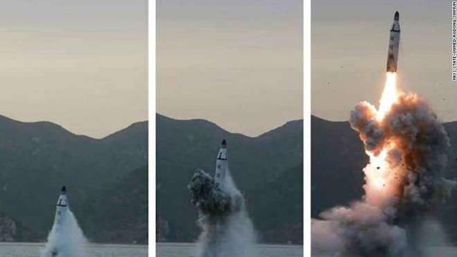Triều Tiên phóng thử tên lửa đạn đạo từ tàu ngầm hôm 23/4. Ảnh: Rodong Sinmun