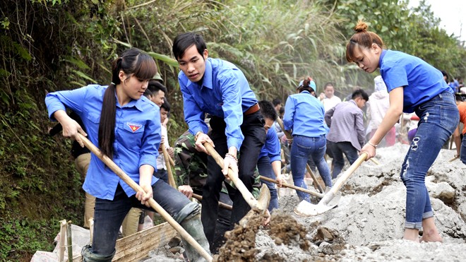Đoàn viên thanh niên tình nguyện đóng góp ngày công làm đường bê tông tại tỉnh Hòa Bình. Ảnh: Xuân Tùng
