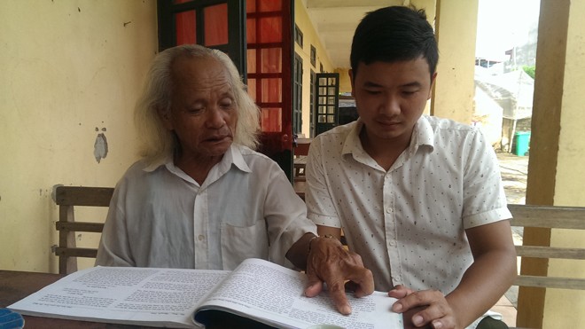 Ông Nguyễn Ngọc Đoán - một thợ cối đang giải thích một số từ lóng cho cậu cháu nội. Ảnh: Nhã Khanh