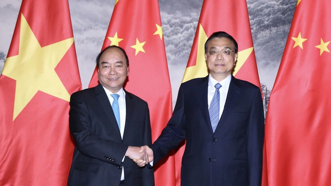 Thủ tướng Trung Quốc Lý Khắc Cường đón Thủ tướng Nguyễn Xuân Phúc. Ảnh: TTXVN