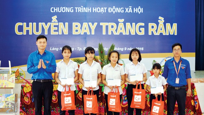 Đại diện Vietnam Airlines và Jetstar Pacific trao tặng các suất học bổng và phần quà cho các em tại Làng Hy Vọng