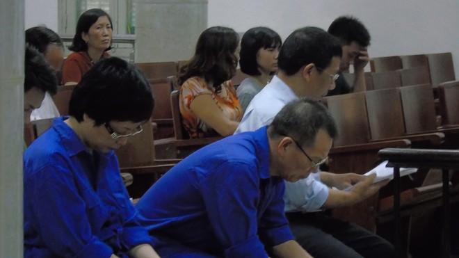Bà Châu Thị Thu Nga (bìa trái) cùng 2 bị cáo tại tòa.