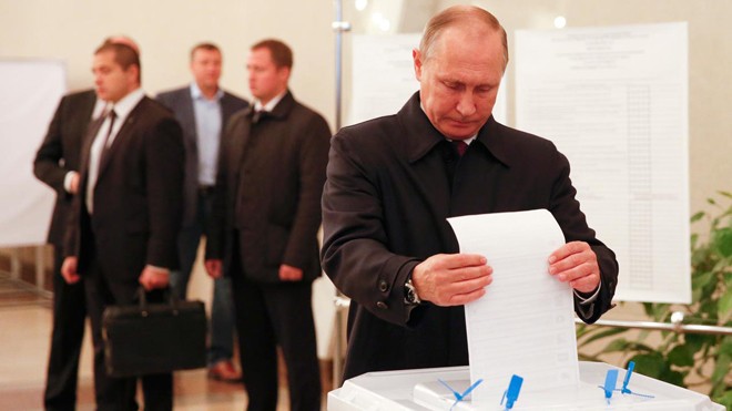 Tổng thống Nga Vladimir Putin bỏ phiếu tại một điểm bầu cử ở Mátxcơva. Ảnh: Grigory Dukor