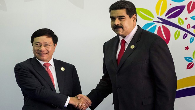 Tổng thống nước chủ nhà Venezuela Nicolas Maduro trong lễ đón Phó Thủ tướng, Bộ trưởng Ngoại giao Phạm Bình Minh tại lễ khai mạc Hội nghị thượng đỉnh lần thứ 17 của Phong trào Không liên kết. Ảnh: TTXVN