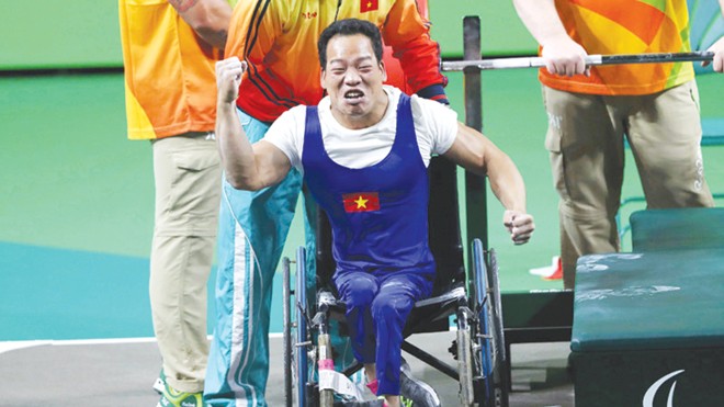 VĐV cử tạ Lê Văn Công cùng các đồng đội đã thể hiện nghị lực phi thường của người khuyết tật Việt Nam tại Paralympic 2016