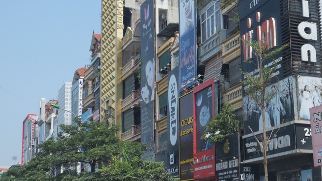 Trên phố Xã Đàn (Hà Nội), rất nhiều hàng quán cải tạo từ nhà ở, biển quảng cáo che lấp các tầng, không đảm bảo an toàn phòng cháy chữa cháy.