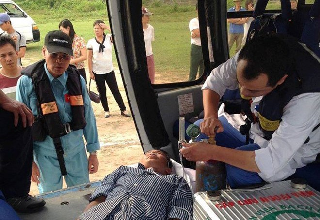 Các bác sĩ đưa bệnh nhân Hải lên trực thăng về Hà Nội cấp cứu. Ảnh: Infonet