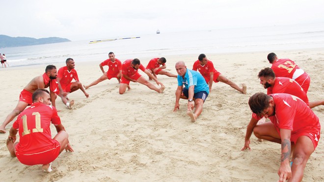 Các đội tuyển đổ về biển Đà Nẵng tập luyện, thử sân trước ngày thi đấu. Ảnh: Thanh Trần