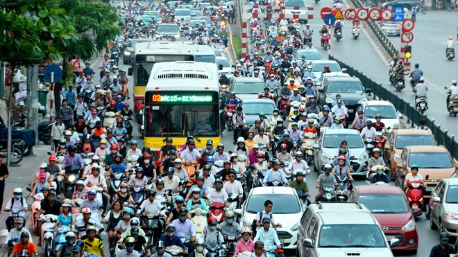 Nhồi cao ốc vào nội đô, Hà Nội đang ngột ngạt về giao thông, tiếp tục bóp nghẹt ngõ nhỏ, phố nhỏ. Ảnh: Như Ý