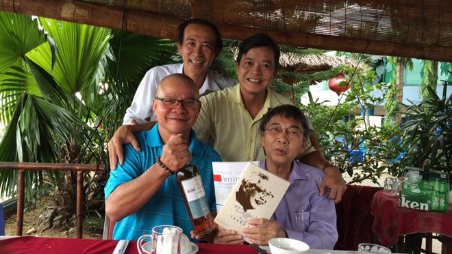 Nhà thơ Thanh Thảo (ngồi, phải) tặng sách nhà văn Phạm Ngọc Tiến