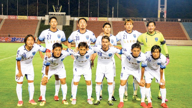Tuấn Anh (hàng dưới, ngoài cùng bên phải) trong đội hình chính của Yokohama