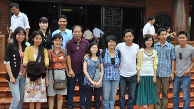 Nhà thơ Nguyễn Quang Thiều (thứ 4 hàng đầu từ trái sang) cùng những người viết văn trẻ trong Hội nghị những người viết văn trẻ toàn quốc lần thứ VIII, tại Tuyên Quang (2011).