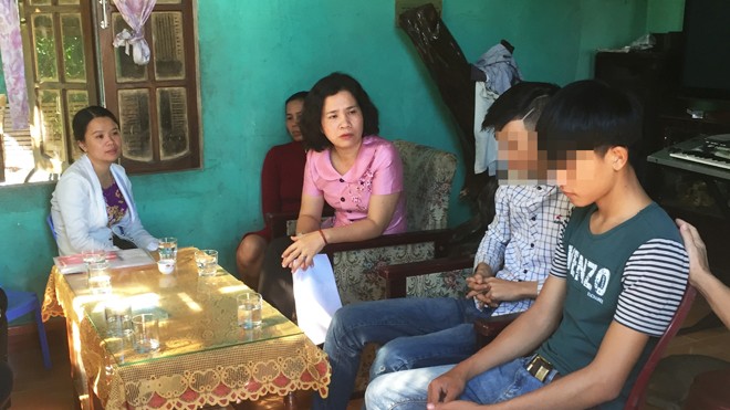 Bà Hoàng Thị Thu Hương, Phó Chủ tịch Hội LHPN TP Đà Nẵng (áo tay ngắn) chia sẻ khó khăn với thanh thiếu niên sử dụng ma túy trên địa bàn huyện Hòa Vang.