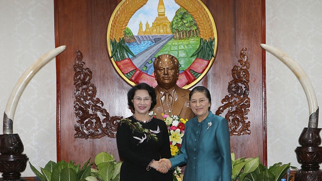 Chủ tịch Quốc hội Lào Pany Yathotou đón Chủ tịch Quốc hội Nguyễn Thị Kim Ngân. Ảnh: TTXVN