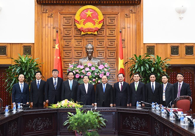 Thủ tướng Nguyễn Xuân Phúc chụp ảnh lưu niệm với Bộ trưởng Công an Trung Quốc Quách Thanh Côn. Ảnh: VGP.