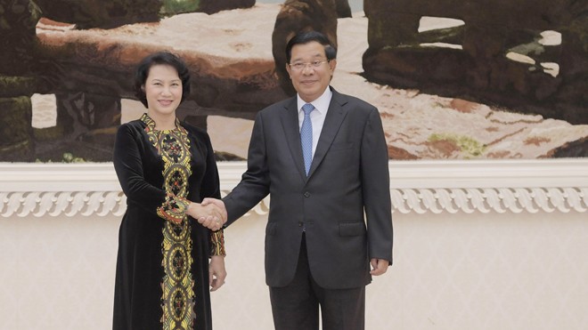 Chiều 27/9 tại Phnom Penh, Chủ tịch Quốc hội Nguyễn Thị Kim Ngân hội kiến Thủ tướng Campuchia Hun Sen. Ảnh: TTXVN