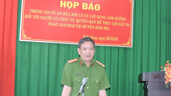 Đại tá Lương Ngọc Lếp, Phó giám đốc Công an tỉnh Đắk Nông, chủ trì buổi họp báo.