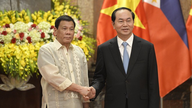 Chủ tịch nước Trần Đại Quang và Tổng thống Philippines Rodrigo Duterte trước khi hội đàm ngày 29/9 tại Hà Nội. Ảnh: Như Ý