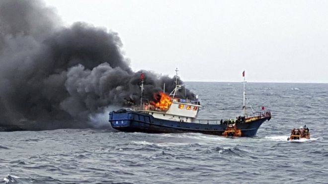 Tàu cá Trung Quốc bốc cháy trên vùng biển Hàn Quốc. Ảnh: Cảnh sát biển Hàn Quốc