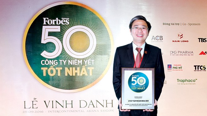 Ông Hồ Thanh Hiếu - Phó Tổng Giám đốc Tập đoàn Hoa Sen đại diện Tập đoàn Hoa Sen nhận giải thưởng này.