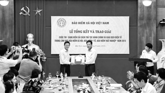 Phó Tổng Giám đốc BHXH Việt Nam Trần Đình Liệu trao Giải nhất tập thể cho Tổng Cty Viễn thông Viettel