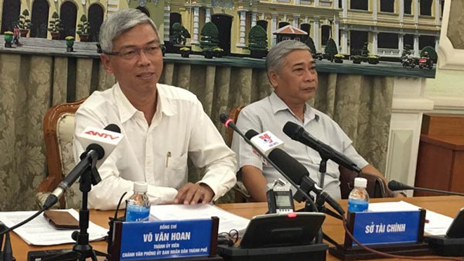 Ông Võ Văn Hoan (trái) khẳng định TPHCM cùng doanh nghiệp hợp tác để xử lí rác thải.