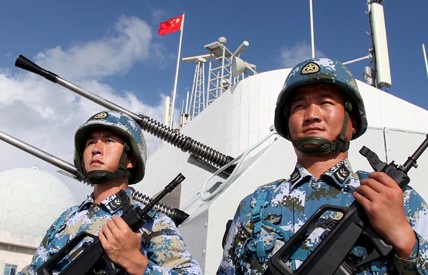 Trung Quốc đang bị cộng đồng quốc tế chỉ trích quân sự hóa khu vực tranh chấp trên biển Đông (Trong ảnh: Lính hải quân Trung Quốc hiện diện trái phép ở Trường Sa). Ảnh: Stringer