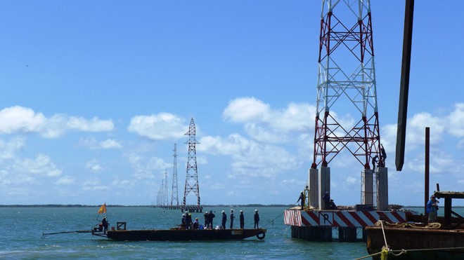 Các đơn vị thi công đang tích cực trụ điện đường dây 110 kV vượt biển đưa điện đến đảo Lại Sơn