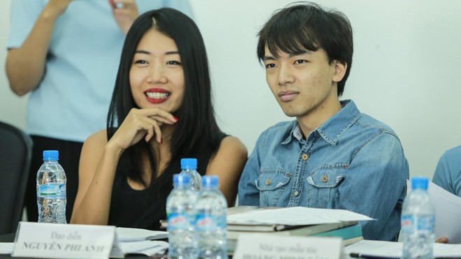 Giám khảo Nguyễn Phi Phi Anh (trái) đang tuyển người mẫu.