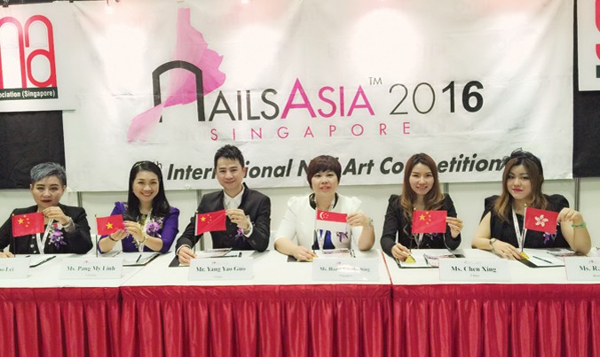 Pang Mỹ Linh (thứ hai từ trái qua) và các giám khảo cuộc thi Nail châu Á năm 2016