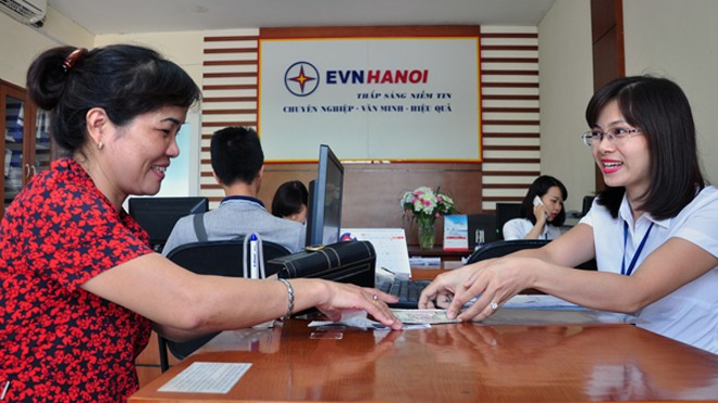 Từ 1/9/2016, khách hàng của EVN có thể đóng tiền điện tại bất cứ điểm giao dịch nào của ngành điện cũng như thực hiện thanh toán tự động qua ngân hàng. Ảnh: Hoa Việt Cường