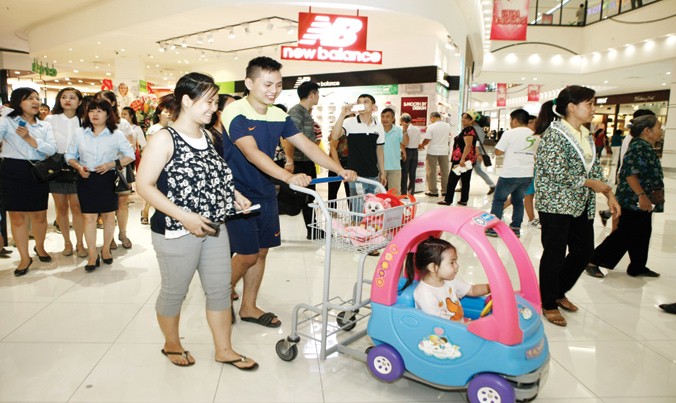 Hàng vạn người đến mua sắm tại Aeon mall Long Biên mỗi ngày. Ảnh: Như Ý