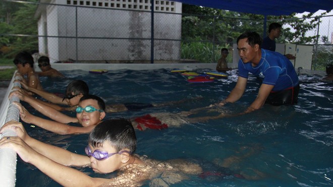 Trẻ vùng khó được học bơi