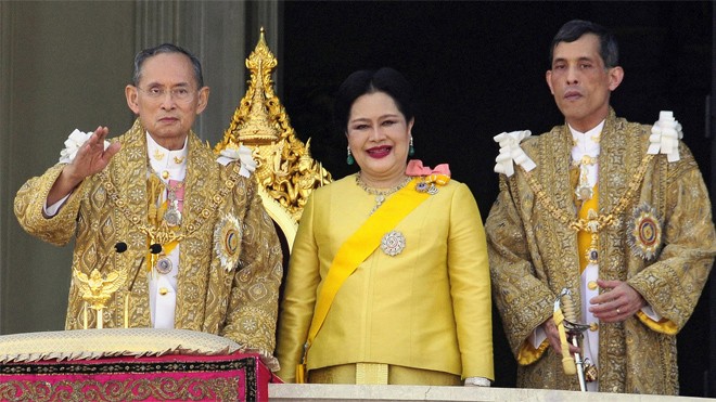 Nhà vua Thái Lan Bhumibol Adulyadej, Hoàng hậu Sirikit và Hoàng Thái tử Maha Vajiralongkorn. Ảnh: Pornchai Kittiwongsakul