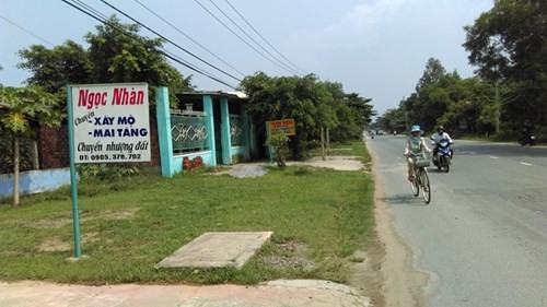 Biển quảng cáo sang nhượng đất dọc QL14B đoạn qua thôn Phú Sơn Nam