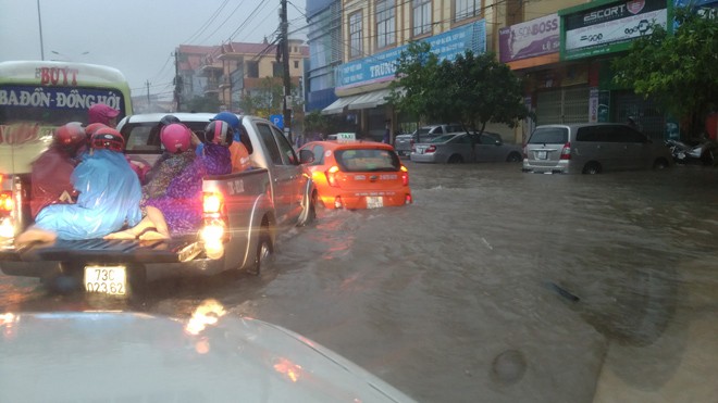 Chiều tối 15/10, mưa đã ngớt nhưng nhiều tuyến đường Đồng Hới vẫn trắng xóa nước.