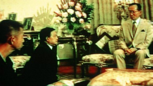 Tướng Suchinda Kraprayoon (giữa) và tướng Chamlong Srimuang quỳ trước Quốc vương Bhumibol. Ảnh: AFP