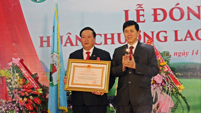 Chủ tịch Mocchaumilk Trần Công Chiến (bên trái) nhận Huân chương Lao động hạng Nhì của Chủ tịch nước.