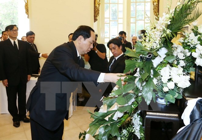 Chủ tịch nước Trần Đại Quang dẫn đầu Đoàn đại biểu Nhà nước, Quốc hội, Chính phủ đến đặt vòng hoa và ký sổ tang viếng Nhà vua Thái Lan Bhumibol Adulyadej. Ảnh TTXVN