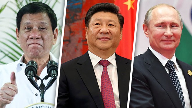 Philippines đang xây dựng quan hệ gần gũi hơn với Trung Quốc và Nga. Trong ảnh (từ trái sang): Tổng thống Philippines Rodrigo Duterte, Chủ tịch Trung Quốc Tập Cận Bình, Tổng thống Nga Vladimir Putin. Ảnh: ABS-CBN News