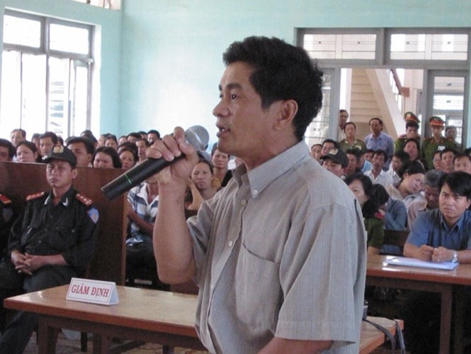 Cựu điều tra viên Cao Văn Hùng trong một phiên tòa xét xử ông Huỳnh Văn Nén. Ảnh: Internet