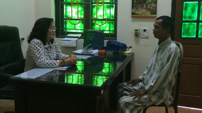 Ông Vót trao đổi với đại biểu Quốc hội Trần Thị Quốc Khánh tại trại giam.