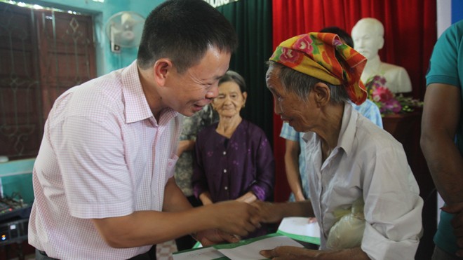 Ông Phùng Công Sưởng, Phó Tổng biên tập báo Tiền Phong thăm hỏi, trao quà cho người dân vùng lũ tại Hà Tĩnh.