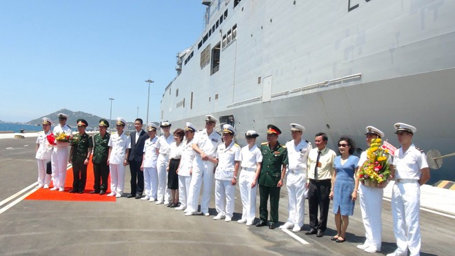 Ngày 2/5, tàu chỉ huy và đổ bộ Tonnerre, một trong những tàu lớn nhất của Hải quân Pháp, cập cảng quốc tế Cam Ranh (tỉnh Khánh Hòa), mở đầu chuyến thăm hữu nghị chính thức kéo dài 5 ngày tại Việt Nam. Ảnh: TTXVN