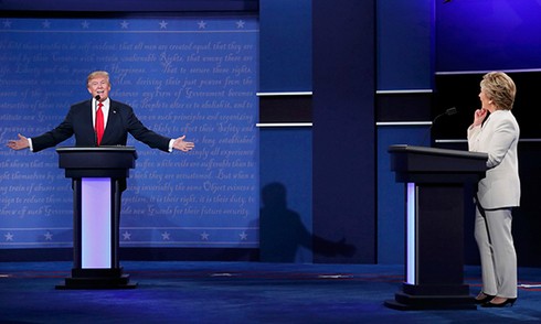 Hai ứng viên Donald Trump và Hillary Clinton trong cuộc tranh luận trực tiếp thứ 3.