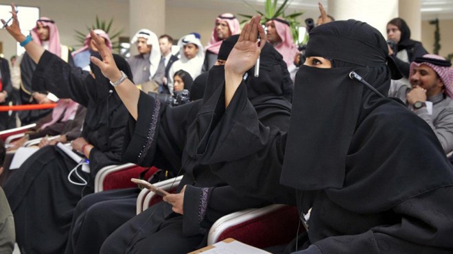 Phụ nữ Ả Rập Xê Út đòi chồng thôi giám sát