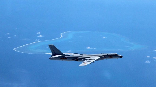 Máy bay ném bom H-6K của Trung Quốc bay trên Scarborough mà theo phán quyết của Tòa Trọng tài quốc tế, ngư dân Philippines có quyền đánh bắt hải sản ở bãi cạn này. Ảnh: PLAAF